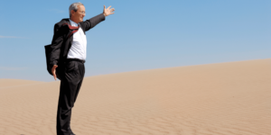 Un capitaliste au milieu du désert qui demande le prix d'un grain de sable
